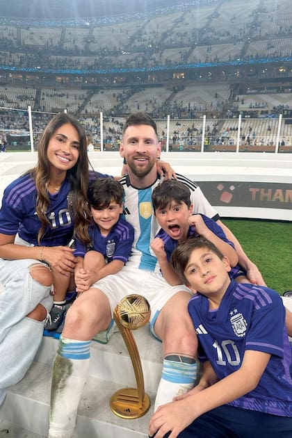 Lionel Messi junto a Antone Roccuzzo junto a sus tres hijos, Thiago, Mateo y Ciro