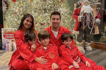 Lionel Messi junto a Antonela y sus dos hijos festejando la Navidad.