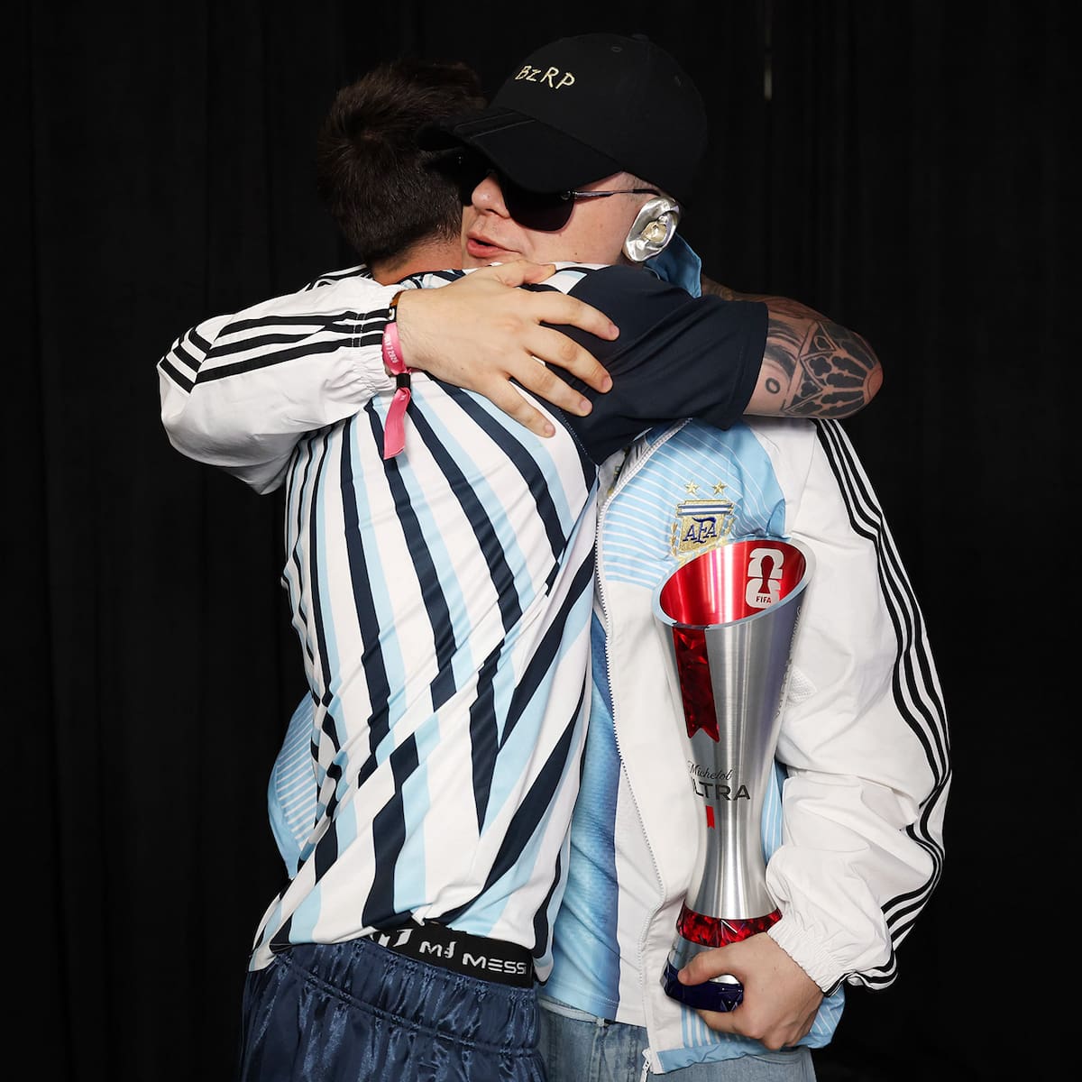 Un premio y el abrazo más emotivo: Bizarrap le entregó el MVP a Messi tras el partido de la Argentina contra Egipto - LA NACION
