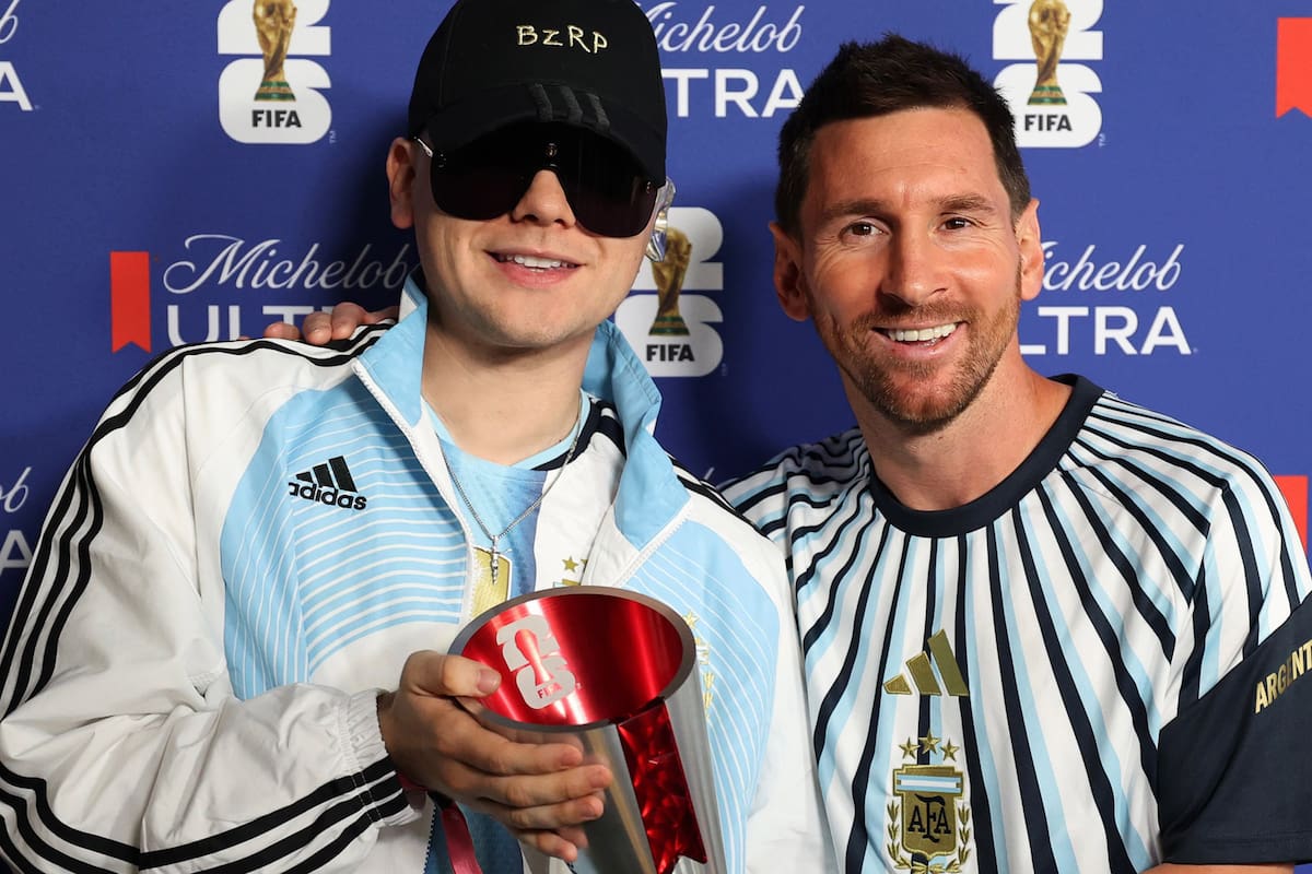 Lionel Messi junto a Bizarrap, luego del triunfo argentino frente a Egipto