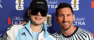 Bizarrap le entregó una distinción a Messi tras el partido de la Argentina contra Egipto