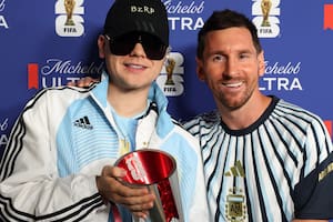Bizarrap le entregó una distinción a Messi tras el partido de la Argentina contra Egipto