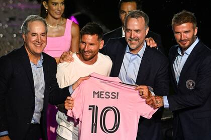 Lionel Messi junto a David Beckham cuando fue presentando en el Inter Miami (Photo by CHANDAN KHANNA / AFP)