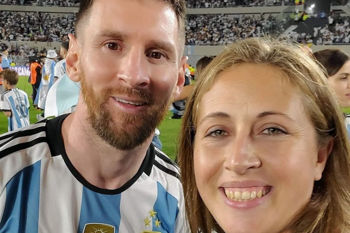 Lionel Messi junto a Eliana Pantano, orfebre que le dedicó un especial regalo a a la selección