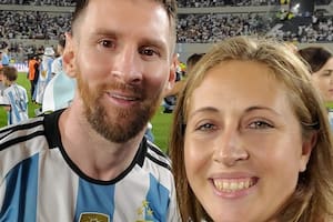 Lionel Messi junto a Eliana Pantano, orfebre que le dedicó un especial regalo a a la selección