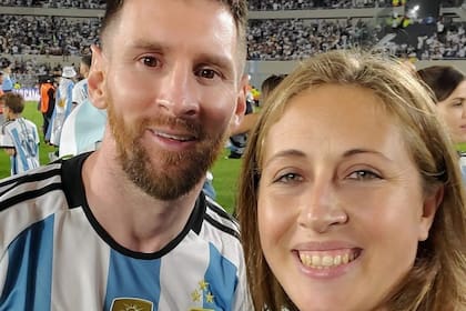 Lionel Messi junto a Eliana Pantano, orfebre que le dedicó un especial regalo a a la selección