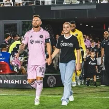 Lionel Messi junto a Harper, la hija de David y Victoria Beckham (Foto: Instagram/@victoriabeckham)