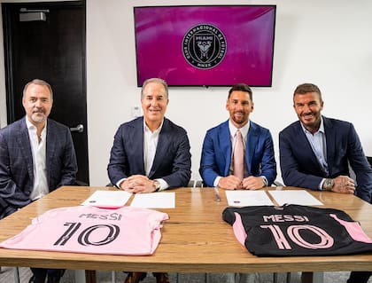Lionel Messi junto a los dueños del Inter Miami