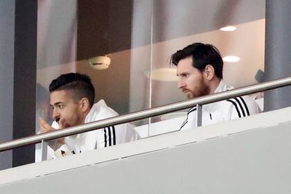 Lionel Messi junto a Manuel Lanzini en el palco en el Wanda Metropolitano
