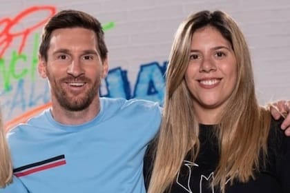 Lionel Messi junto a su hermana menor, María Sol Messi, que esta semana cumplió una promesa luego de la obtención de la copa del mundo por parte de la selección argentina