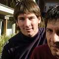 Un hijo que llora a escondidas, un padre que sostiene como puede: cuando Barcelona los hizo uno solo
