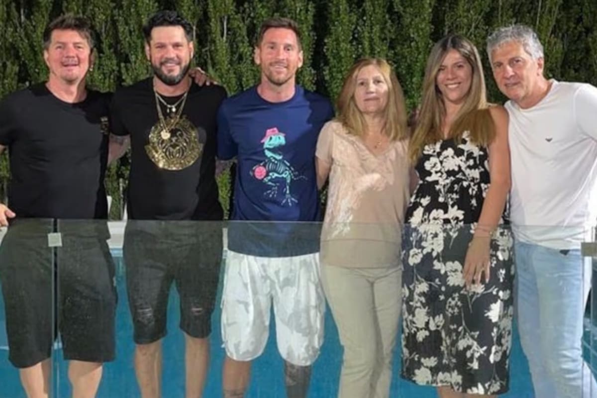 Lionel Messi junto a sus padres y sus hermanos