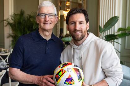 Lionel Messi junto a Tim Cook, CEO de Apple, antes del comienzo de la MLS 2025