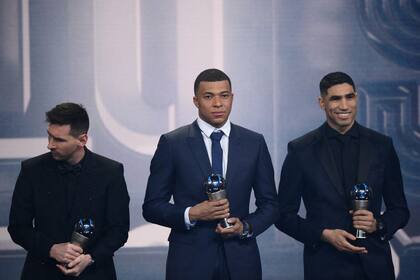 Lionel Messi, Kylian Mbappe y Achraf Hakimi, compañeros de PSG y distinguidos por la FIFA