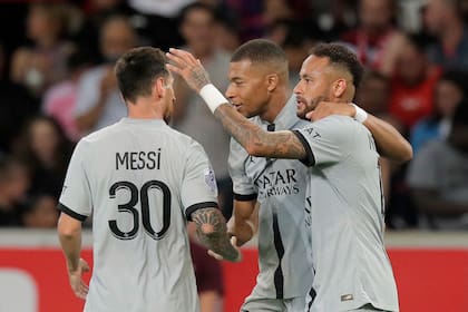 Lionel Messi, Kylian Mbappé y Neymar vienen dando espectáculo en las goleadas de Paris Saint-Germain en la Ligue 1 y este domingo tendrán enfrente a un adversario difícil, Mónaco.