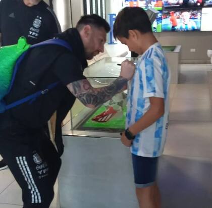 Lionel Messi le firmó la camiseta que tenía puesta