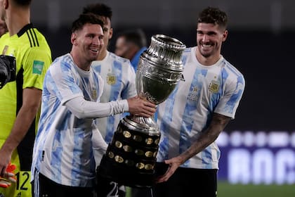 Lionel Messi le muestra la al público argentina, la Copa América obtenida por la selección.