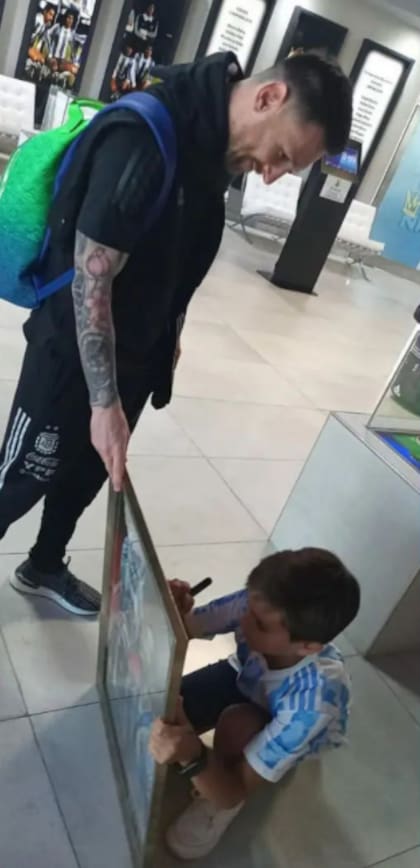 Lionel Messi le pidió que le firmara el cuadro; el nene le hizo una conmovedora dedicatoria