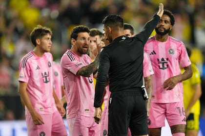Lionel Messi le protestó al árbitro en la previa del penal de Crew