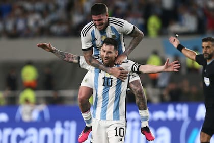 Lionel Messi le puso el moño a la noche de fiesta en el estadio Monumental con un golazo de tiro libre excelso