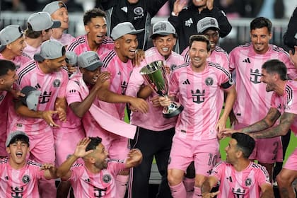 Lionel Messi levanta el trofeo de campeón de la Conferencia Este; este sábado buscará el título de la MLS (AP Photo/Rebecca Blackwell)