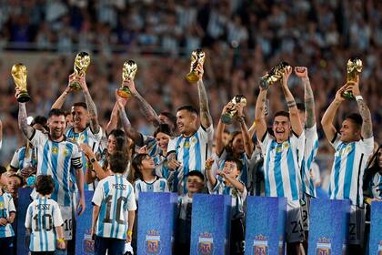 Lionel Messi levanta la Copa del Mundo en el estadio Monumental en marzo, junto a sus compañeros: volverán a jugar este jueves ante Ecuador en ese estadio
