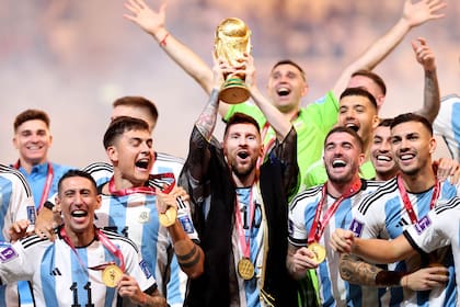Lionel Messi levanta la Copa del Mundo en Qatar 2022; el balance de la AFA asienta un premio superior a $15 mil millones