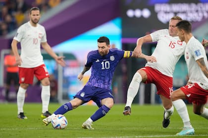 Lionel Messi lidió con la múltiple marca polaca; finalmente se impuso la Argentina en el cierre de la zona C