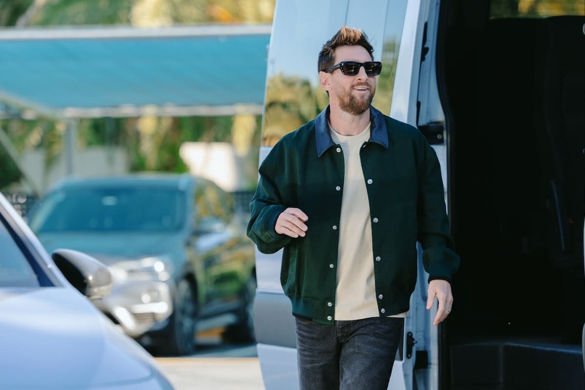 Lionel Messi llegando al predio de la selección en Ezeiza, este domingo por la tarde