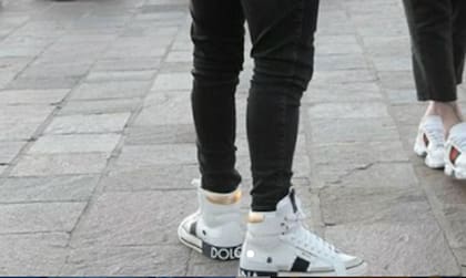 Lionel Messi llegó al predio de Ezeiza con unas llamativas zapatillas de una conocida marca italiana