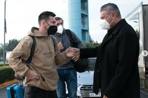 Lionel Messi llegó al predio de Ezeiza con unas llamativas zapatillas de una conocida marca italiana