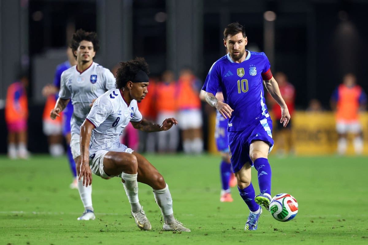 Lionel Messi lleva la pelota ante la marca de Isaac Angking, de Puerto Rico; el seleccionado boricua, semiprofesional, fue el rival de peor ranking FIFA al que enfrentó el equipo argentino desde el Mundial de Qatar