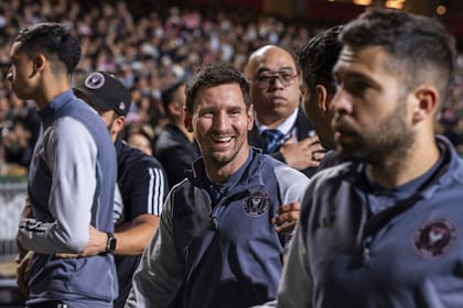 Lionel Messi lsonríe en Hong Kong, ante una multitud que fue a verlo