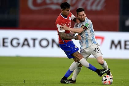 Lionel Messi lucha por la pelota con Erick Pulgar; el capitán de la selección vuelve en busca de un título demasiado esquivo