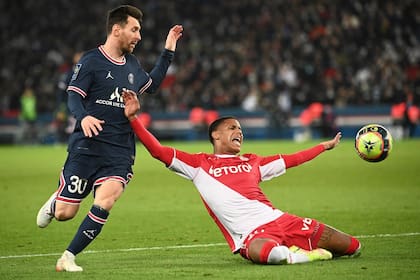 Lionel Messi lucha por la pelota con Ismail Jakobs durante el reciente partido entre Paris Saint-Germain y Mónaco