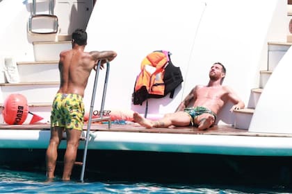 Lionel Messi en sus últimas vacaciones, junto a Luis Suárez, en un yate por el Mediterráneo