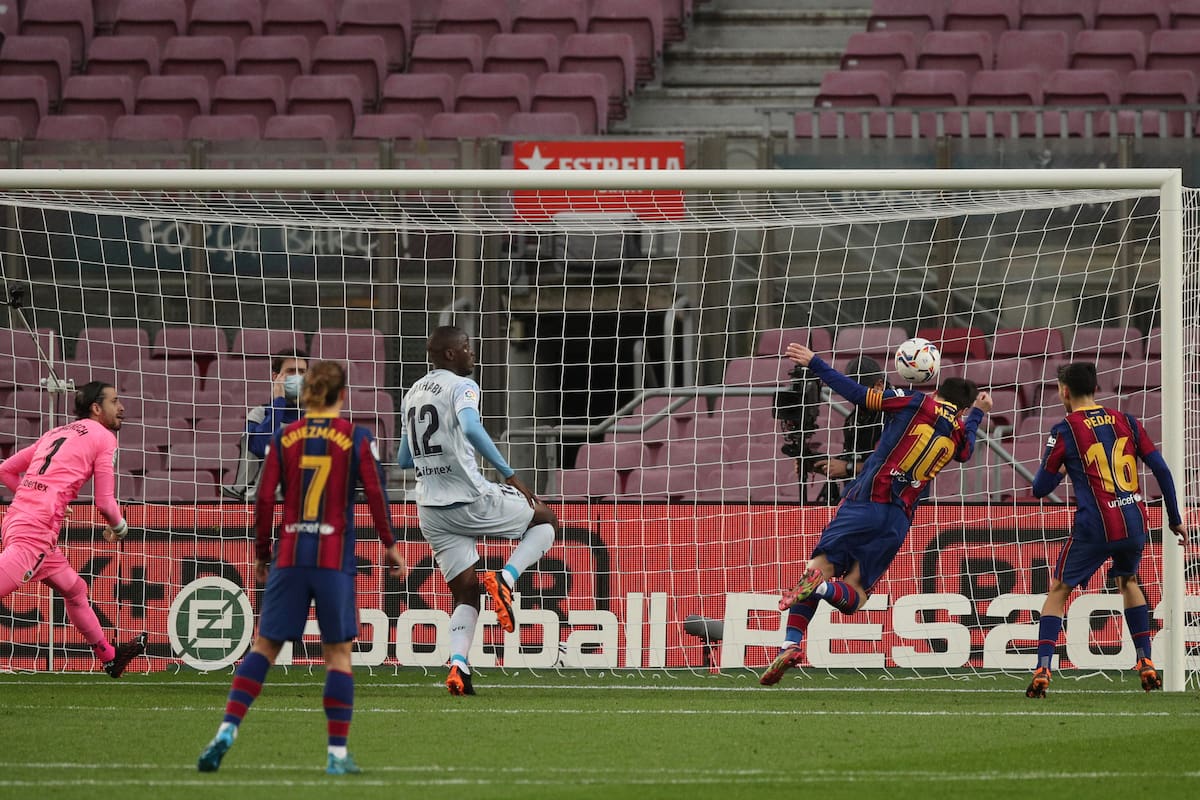 Lionel Messi marca, de cabeza, el tanto que le permite alcanzar el increíble récord de Pelé