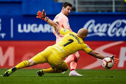 Lionel Messi marca el primer gol contra Eibar, desde un ángulo cerrado