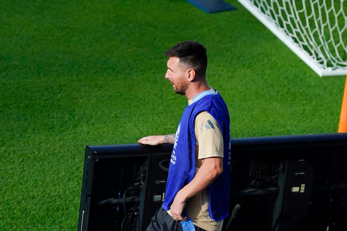 Lionel Messi mira el entrenamiento de la selección argentina previo al partido por cuartos de final contra Ecuador en el NRG Stadium en Houston