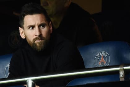 Lionel Messi mira el partido de UEFA Champions League que disputan Paris Saint-Germain y Benfica.

