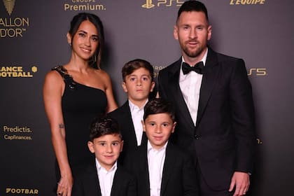 Lionel Messi mostró el detrás de la premiación junto a Antonela y sus tres hijos (Foto Instagram @leomessi)