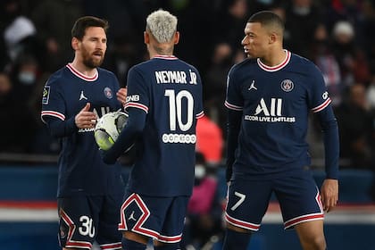 Lionel Messi, Neymar y Kylian Mbappé, en tiempos más felices; sólo el francés se salvó de los abucheos de los hinchas de PSG en el partido contra Bordeaux.