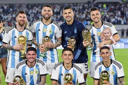 Lionel Messi, Nicolás Otamendi, Leandro Paredes, Giovani Lo Celso - con su hija Emilia - Rodrigo De Paul, Paulo Dybala y Ángel Di María