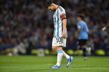 Lionel Messi no pudo quebrar la planificación de Uruguay y el equipo de Marcelo Bielsa sacudió al campeón del mundo (AP Foto/Gustavo Garello)