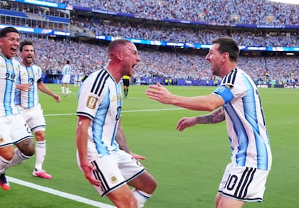 Lionel Messi no solo aporta goles, sino también asistencias: ejecutó los córners que terminaron en los tantos de Lisandro Martínez y Cristian Romero ante Cabo Verde, y de Alexis Mac Allister frente a Suiza