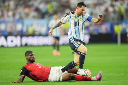Lionel Messi no tuvo su mejor primer tiempo, pero abrió el marcador para la selección argentina