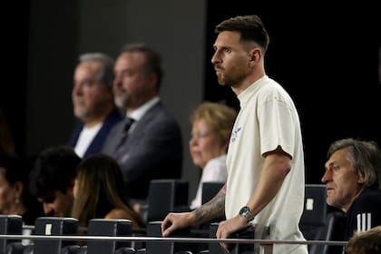 Lionel Messi observa desde una platea el partido entre su equipo, Inter Miami, y Monterrey, por la Concachampions; después del encuentro tuvo una discusión con el DT visitante, el también argentino Fernando Ortiz
