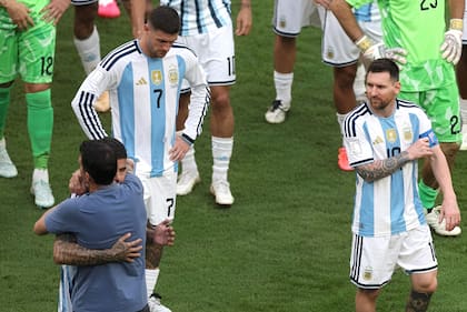 Lionel Messi observa el abrazo entre Enzo Fernández y el DT Scaloni