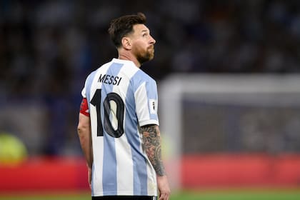 Lionel Messi observa la tribuna, en su último partido con la selección: el triunfo por 1-0 ante Perú en la Bombonera, en noviembre