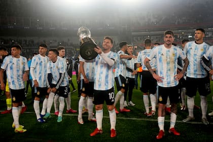 Lionel Messi ofrece la Copa América a los hinchas en el estadio Monumental; la imagen se repetirá en marzo, pero con el trofeo más preciado: la Copa del Mundo